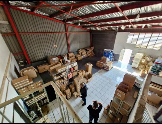 192M² WAREHOUSE TO LET IN JET PARK